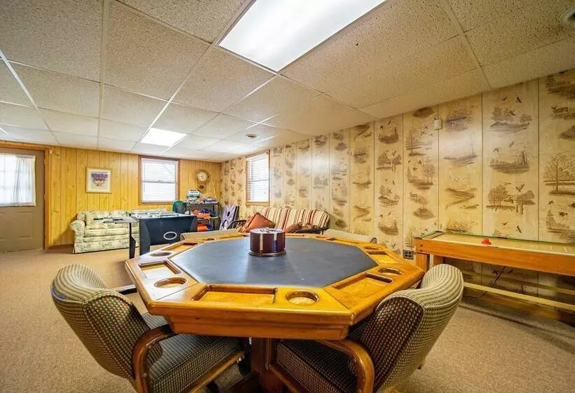 ホテル Lake Lure Retreat   A Beautiful Lakefront Lodge On Mirror Lake Waterfront Newly Expanded Deck 4 Bedr