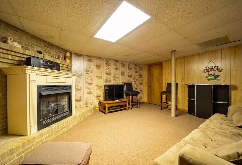 ホテル Lake Lure Retreat   A Beautiful Lakefront Lodge On Mirror Lake Waterfront Newly Expanded Deck 4 Bedr