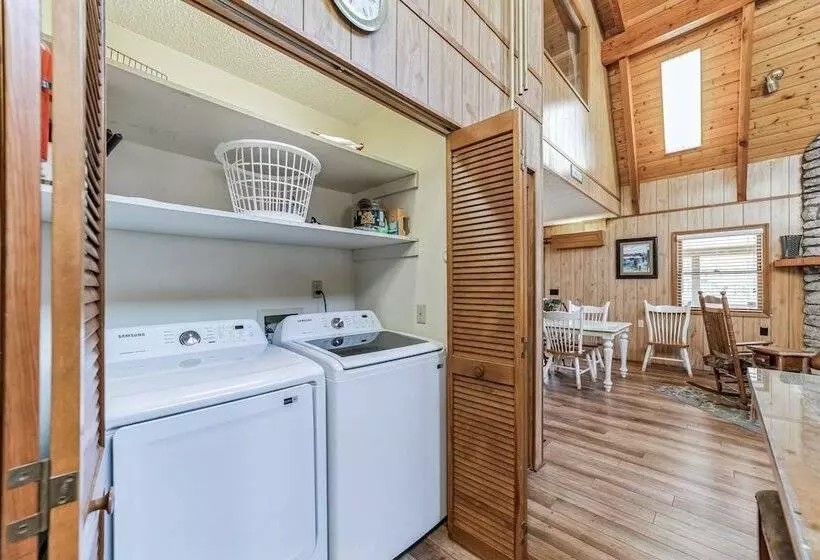 ホテル Lake Lure Retreat   A Beautiful Lakefront Lodge On Mirror Lake Waterfront Newly Expanded Deck 4 Bedr