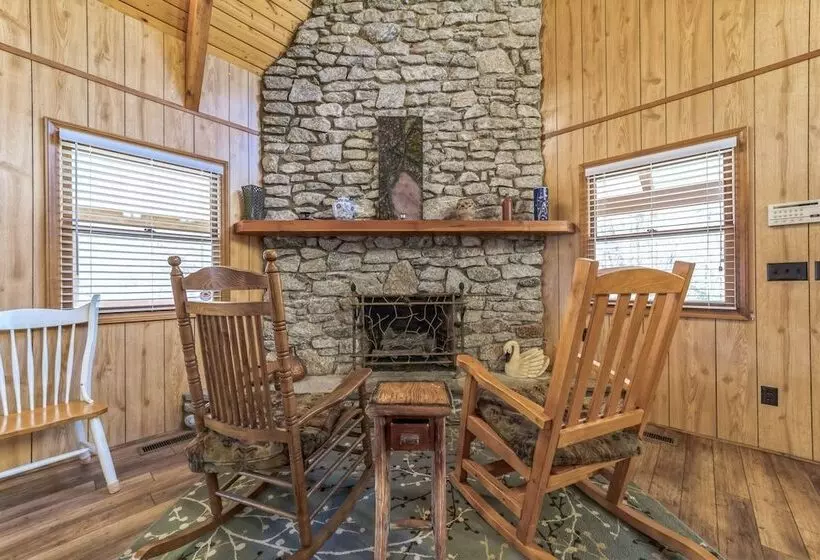 ホテル Lake Lure Retreat   A Beautiful Lakefront Lodge On Mirror Lake Waterfront Newly Expanded Deck 4 Bedr