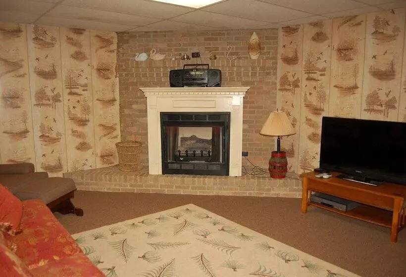 ホテル Lake Lure Retreat   A Beautiful Lakefront Lodge On Mirror Lake Waterfront Newly Expanded Deck 4 Bedr