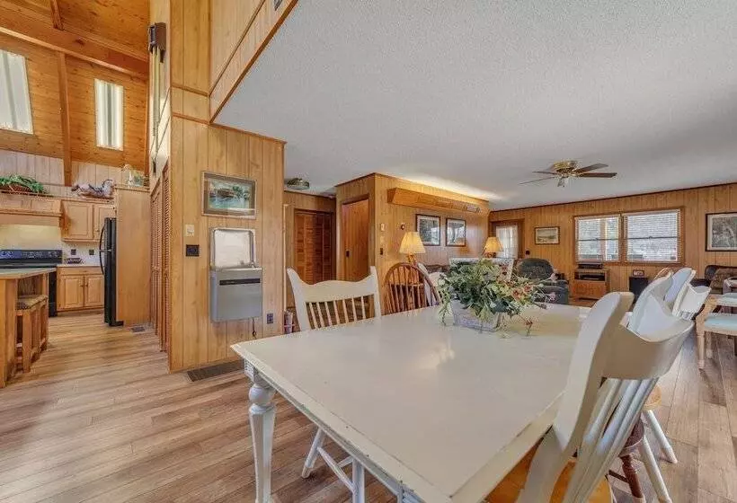 ホテル Lake Lure Retreat   A Beautiful Lakefront Lodge On Mirror Lake Waterfront Newly Expanded Deck 4 Bedr