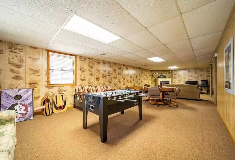 ホテル Lake Lure Retreat   A Beautiful Lakefront Lodge On Mirror Lake Waterfront Newly Expanded Deck 4 Bedr