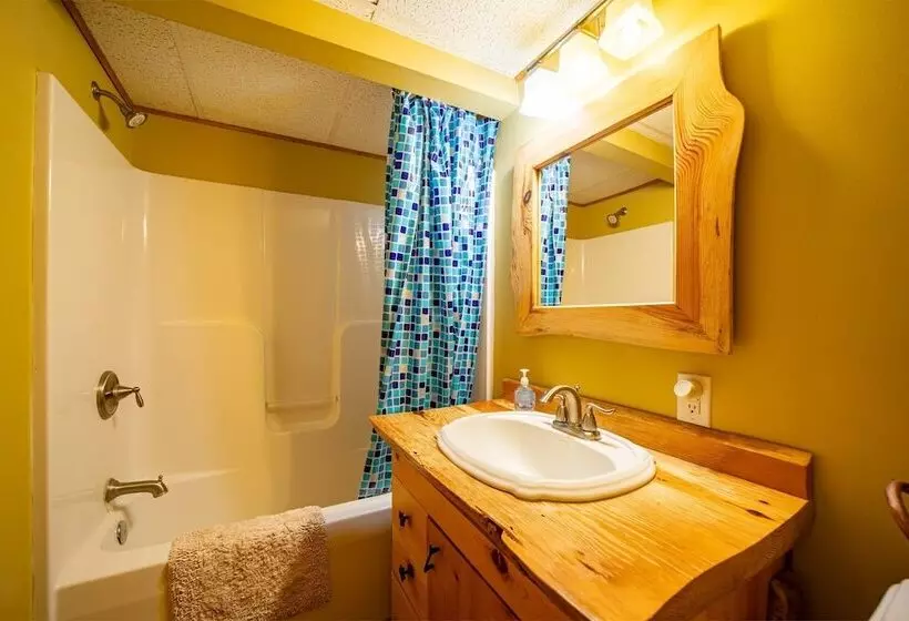 ホテル Lake Lure Retreat   A Beautiful Lakefront Lodge On Mirror Lake Waterfront Newly Expanded Deck 4 Bedr