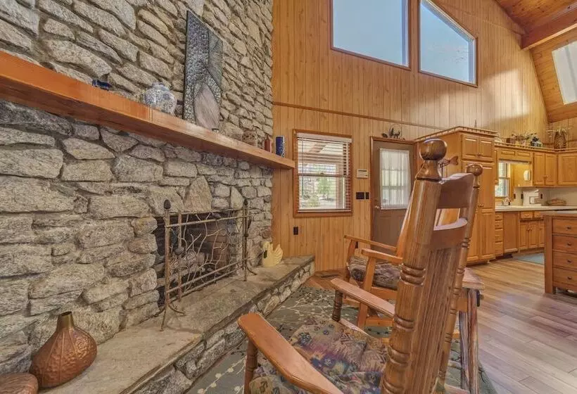 ホテル Lake Lure Retreat   A Beautiful Lakefront Lodge On Mirror Lake Waterfront Newly Expanded Deck 4 Bedr