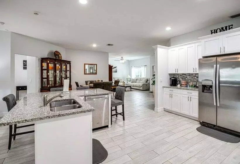 Lanai, Heated Pool & Spa: Lehigh Acres Home