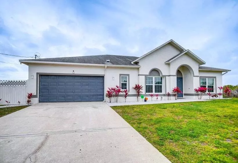 Lanai, Heated Pool & Spa: Lehigh Acres Home