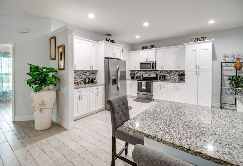 Lanai, Heated Pool & Spa: Lehigh Acres Home