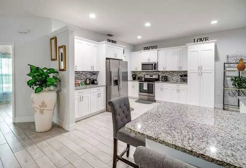 Lanai, Heated Pool & Spa: Lehigh Acres Home