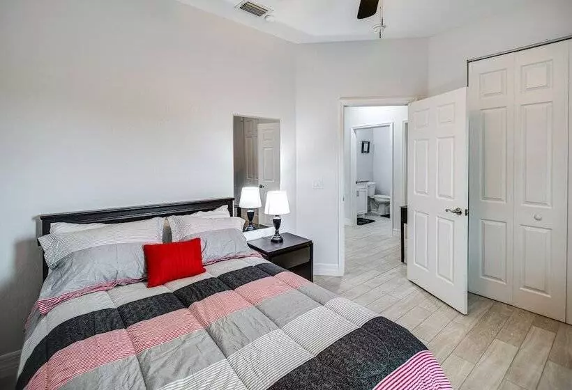 Lanai, Heated Pool & Spa: Lehigh Acres Home