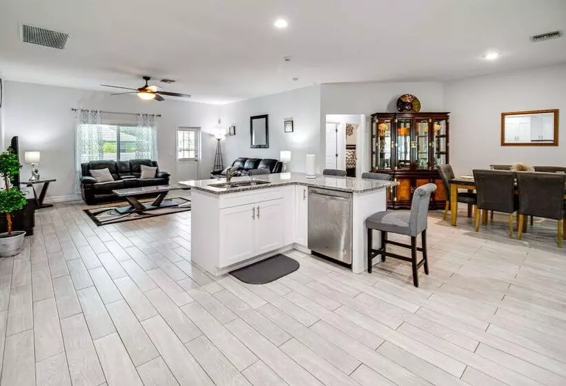 Lanai, Heated Pool & Spa: Lehigh Acres Home