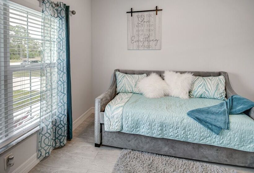 Lanai, Heated Pool & Spa: Lehigh Acres Home