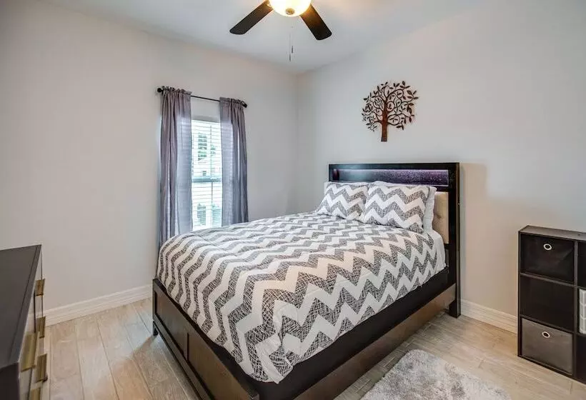 Lanai, Heated Pool & Spa: Lehigh Acres Home