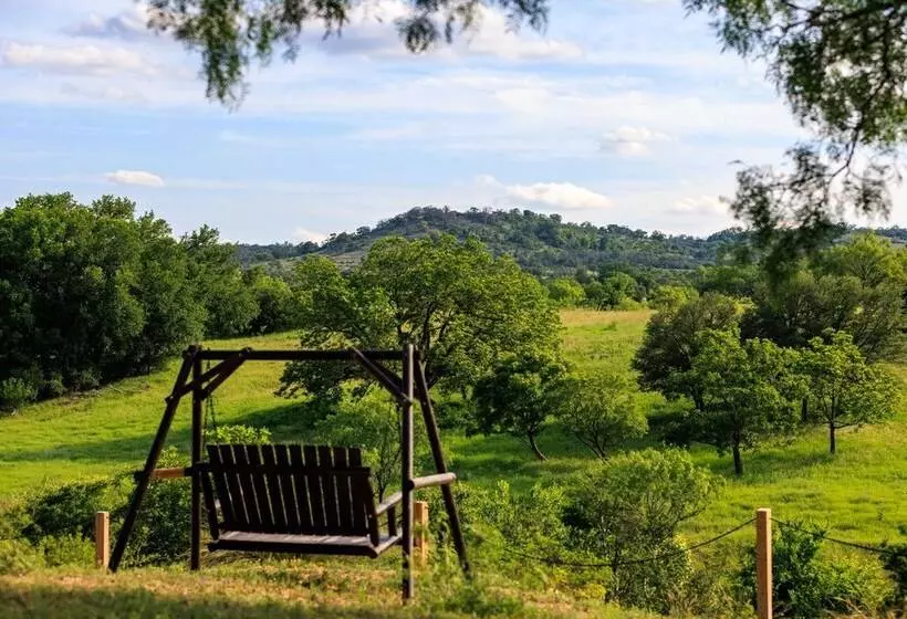 Paintbrush Waterfront Cottage