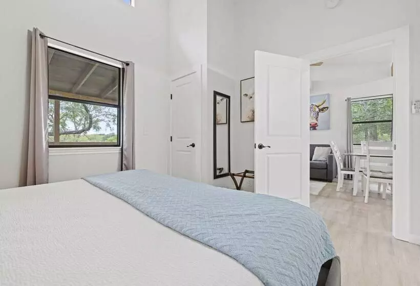 Paintbrush Waterfront Cottage