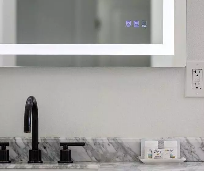 Paintbrush Waterfront Cottage