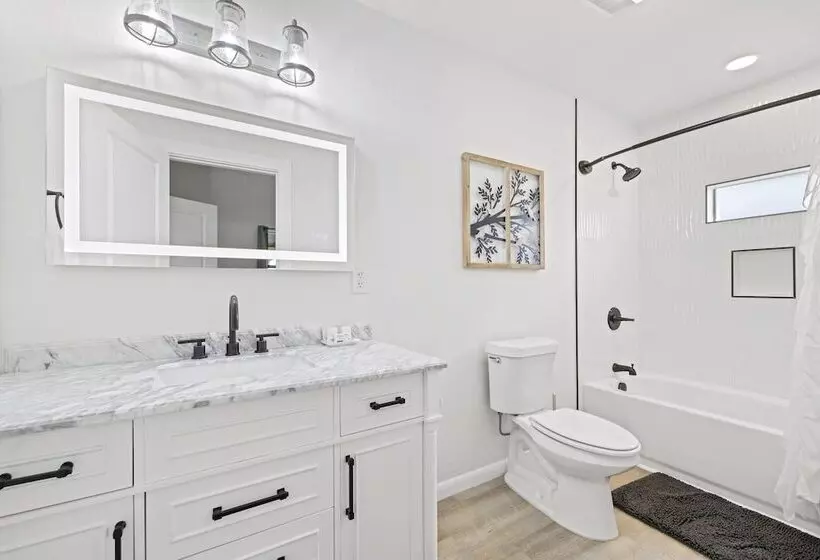 Paintbrush Waterfront Cottage