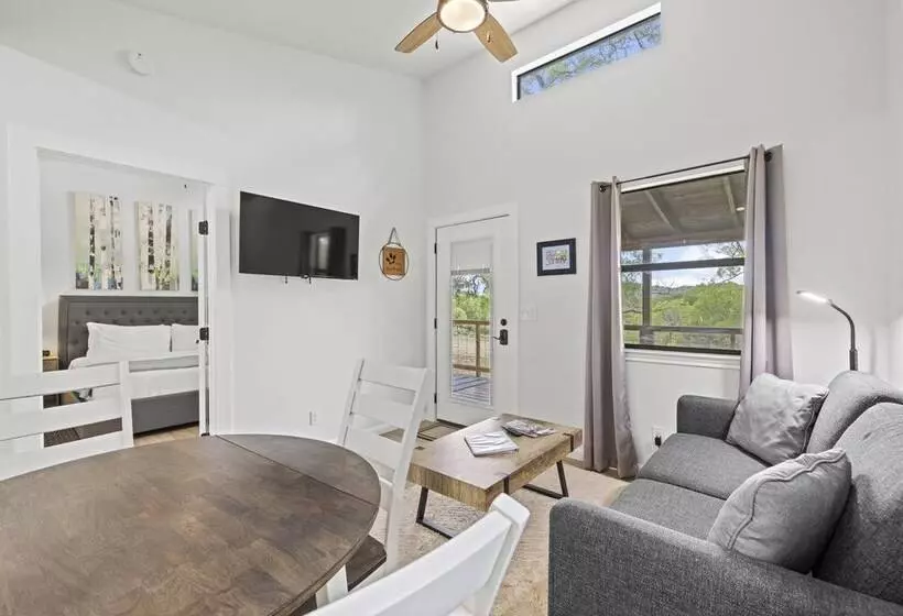 Paintbrush Waterfront Cottage