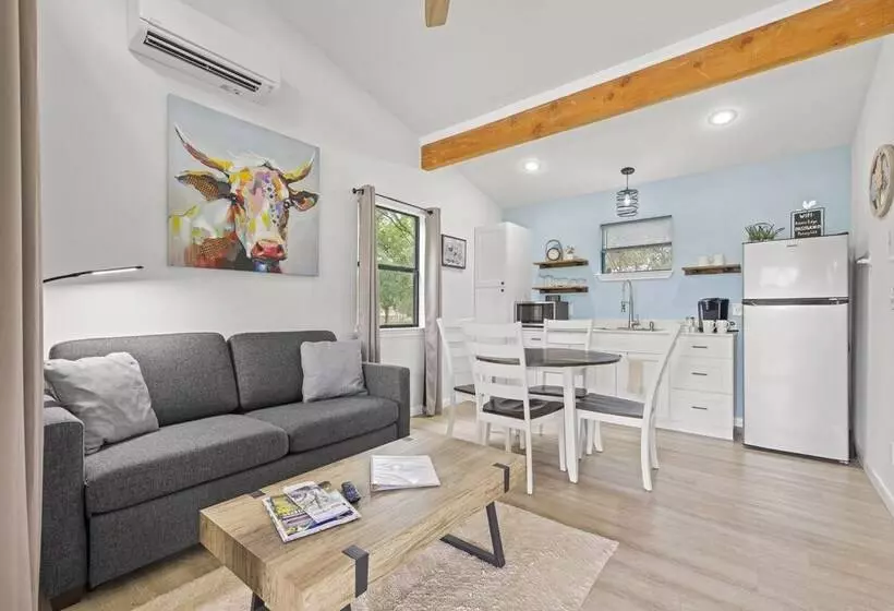 Paintbrush Waterfront Cottage