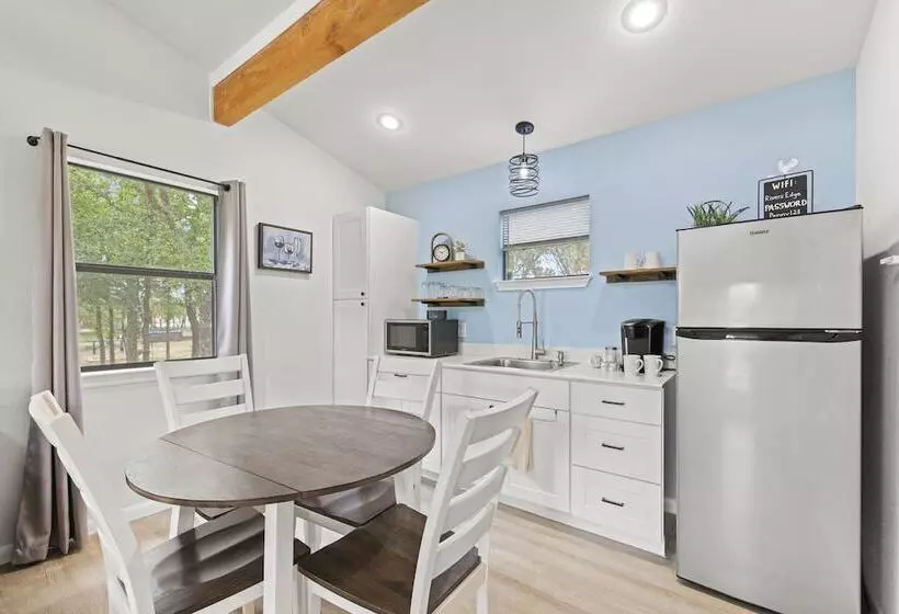 Paintbrush Waterfront Cottage