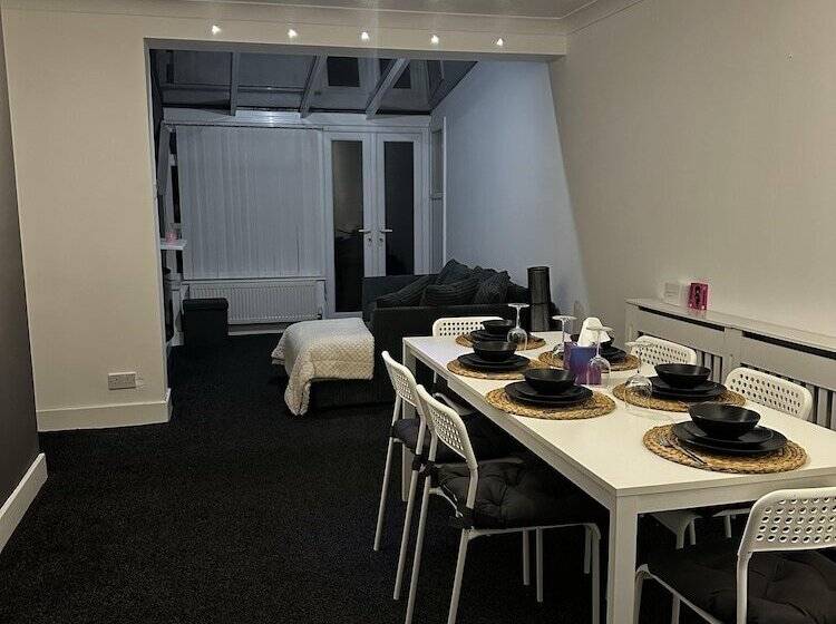 住所  3 Bed House In Blackpool With Cinema & Hot Tub