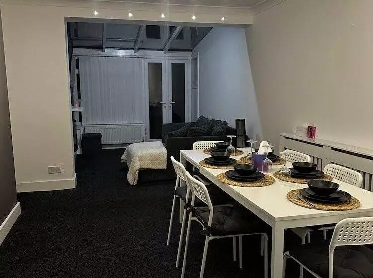 Residenssi 3 Bed House In Blackpool With Cinema & Hot Tub