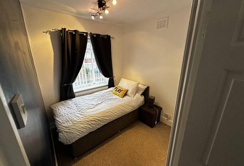 住所  3 Bed House In Blackpool With Cinema & Hot Tub