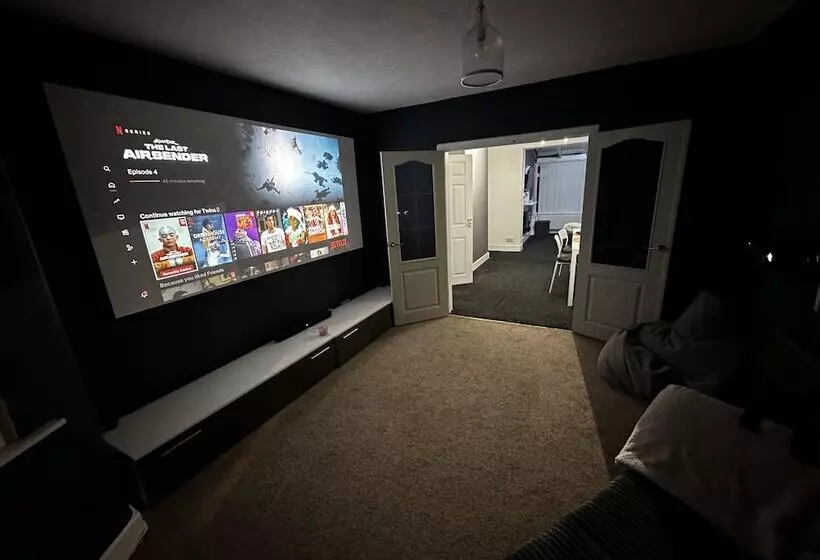 Residenssi 3 Bed House In Blackpool With Cinema & Hot Tub