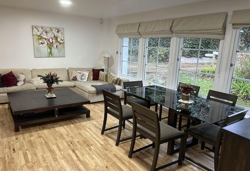 إقامة Large 3 Bed House With Separately Bookable Studio