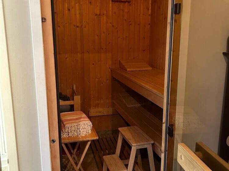 إقامة Large 3 Bed House With Separately Bookable Studio