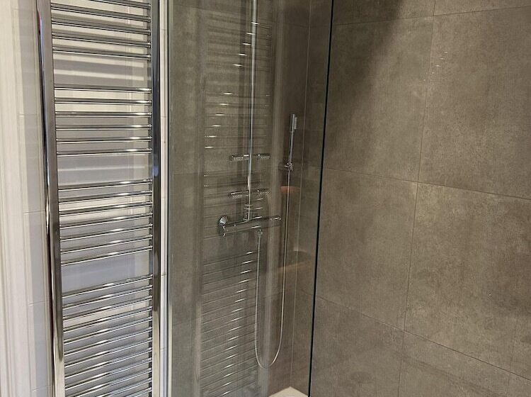 إقامة Large 3 Bed House With Separately Bookable Studio