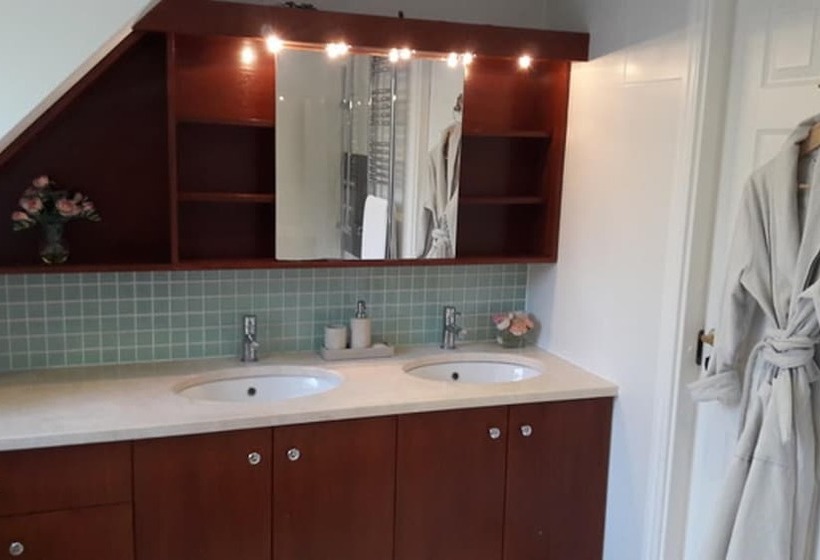 إقامة Large 3 Bed House With Separately Bookable Studio