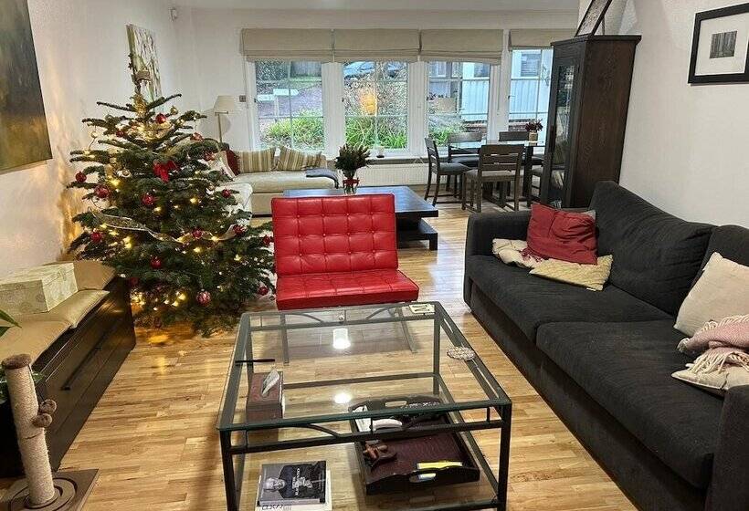 إقامة Large 3 Bed House With Separately Bookable Studio