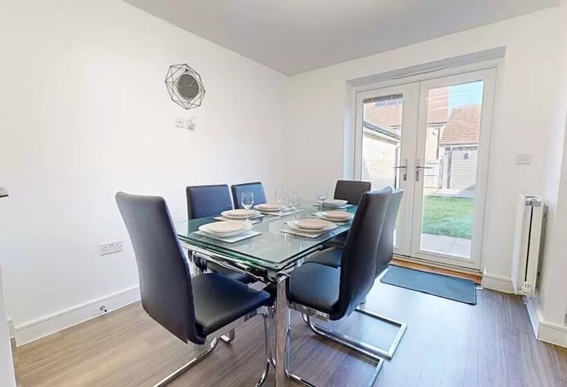 Residenssi Tms Lovely 5 Bed House In Stanford Le Hope