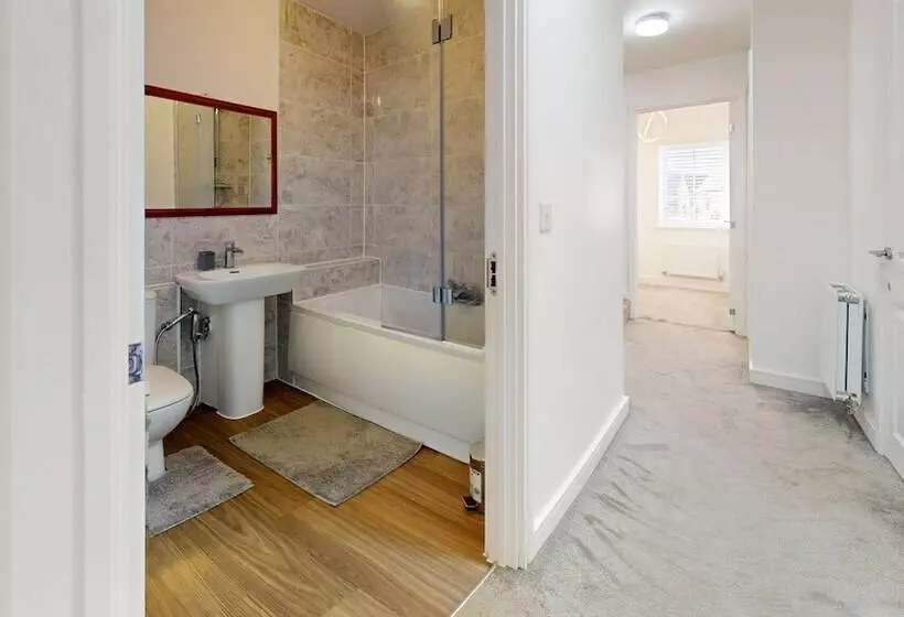 Residenssi Tms Lovely 5 Bed House In Stanford Le Hope