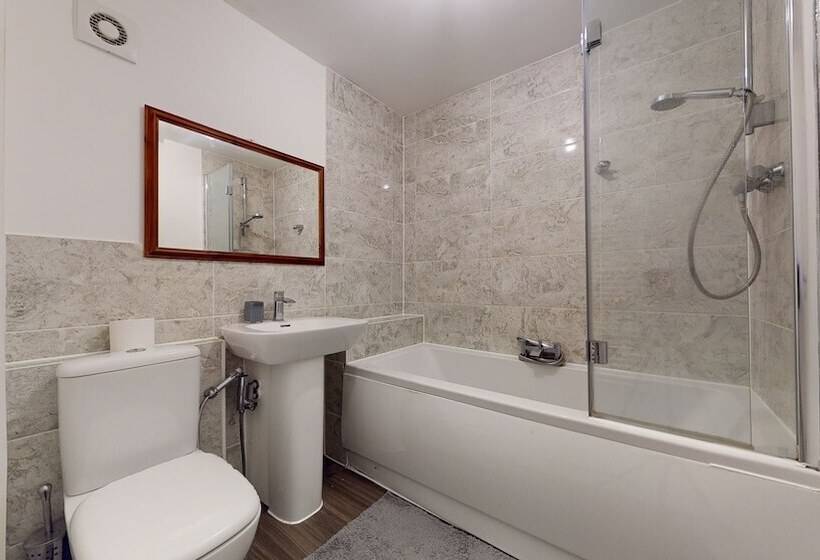 إقامة Tms Lovely 5 Bed House In Stanford Le Hope