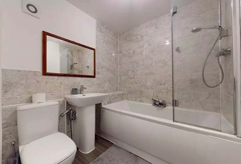 Residenssi Tms Lovely 5 Bed House In Stanford Le Hope