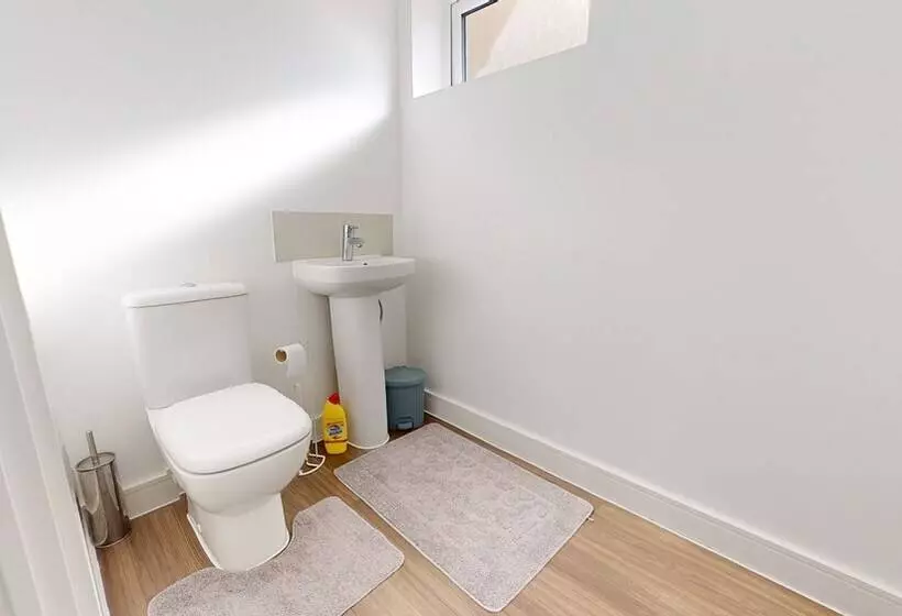 Residenssi Tms Lovely 5 Bed House In Stanford Le Hope