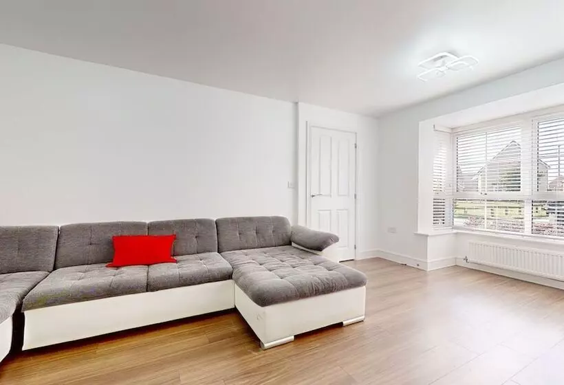 Residenssi Tms Lovely 5 Bed House In Stanford Le Hope