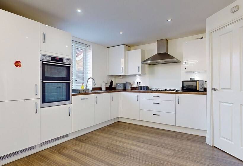 إقامة Tms Lovely 5 Bed House In Stanford Le Hope