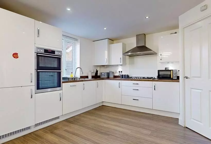 Residenssi Tms Lovely 5 Bed House In Stanford Le Hope