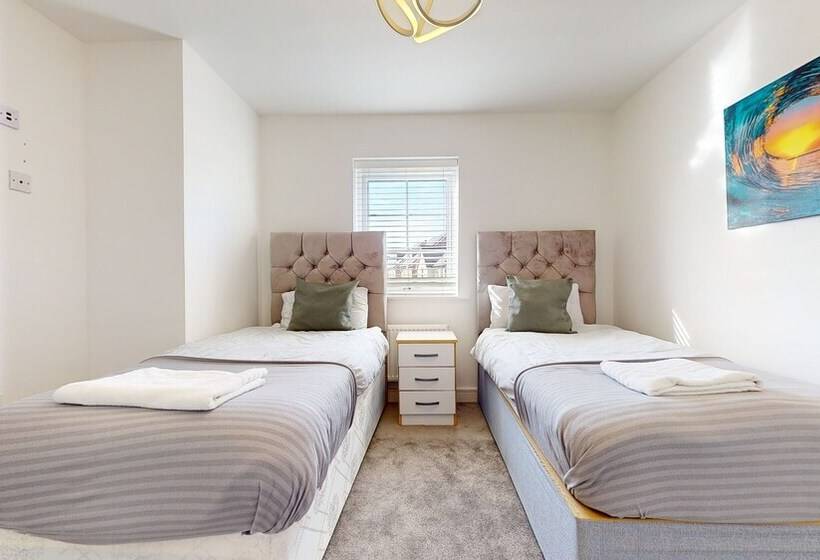 إقامة Tms Lovely 5 Bed House In Stanford Le Hope