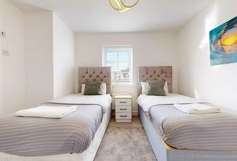 Residenssi Tms Lovely 5 Bed House In Stanford Le Hope