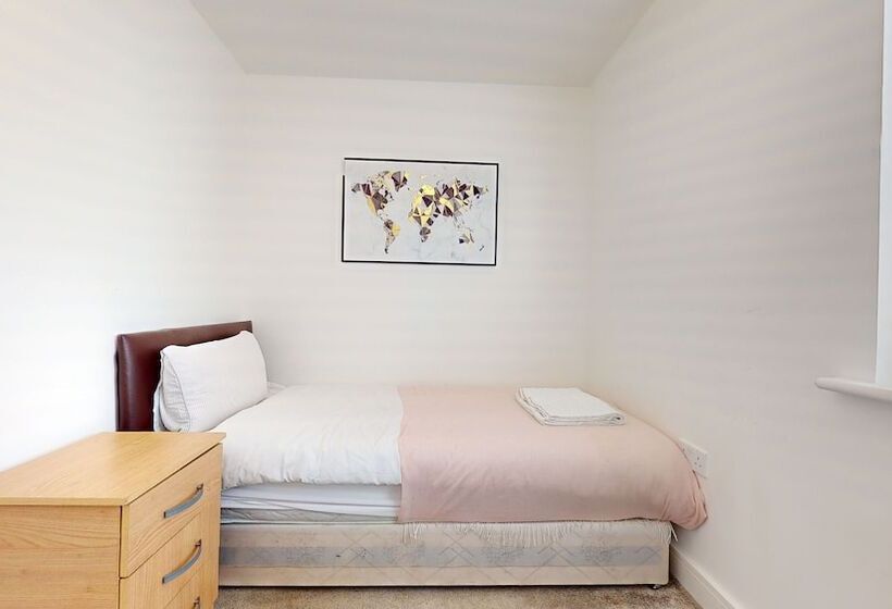 إقامة Tms Lovely 5 Bed House In Stanford Le Hope