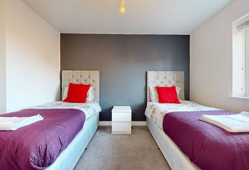 إقامة Tms Lovely 5 Bed House In Stanford Le Hope