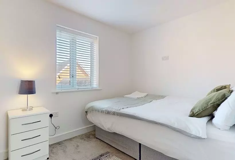 Residenssi Tms Lovely 5 Bed House In Stanford Le Hope