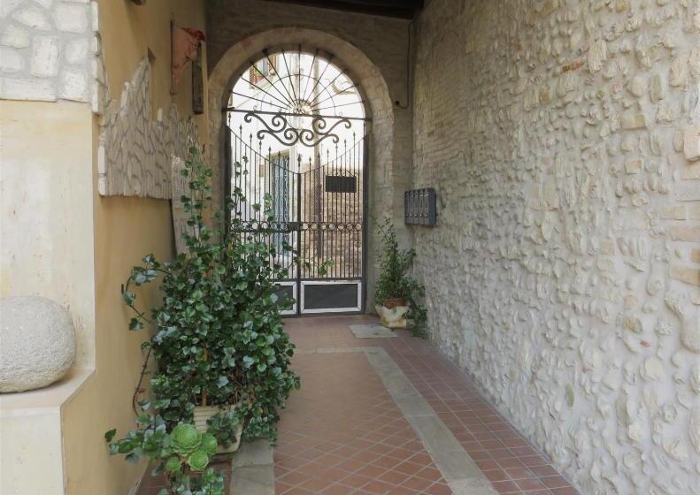 مبيت وإفطار Antico Borgo Piceno