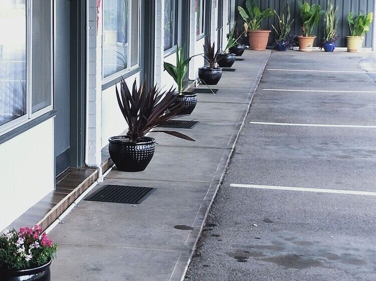 Oval Motel   Murray Bridge