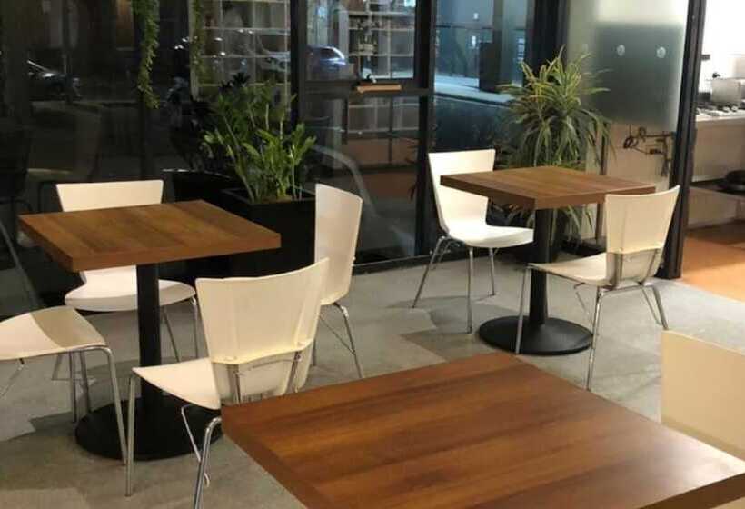 فندق صغير The Village Canberra