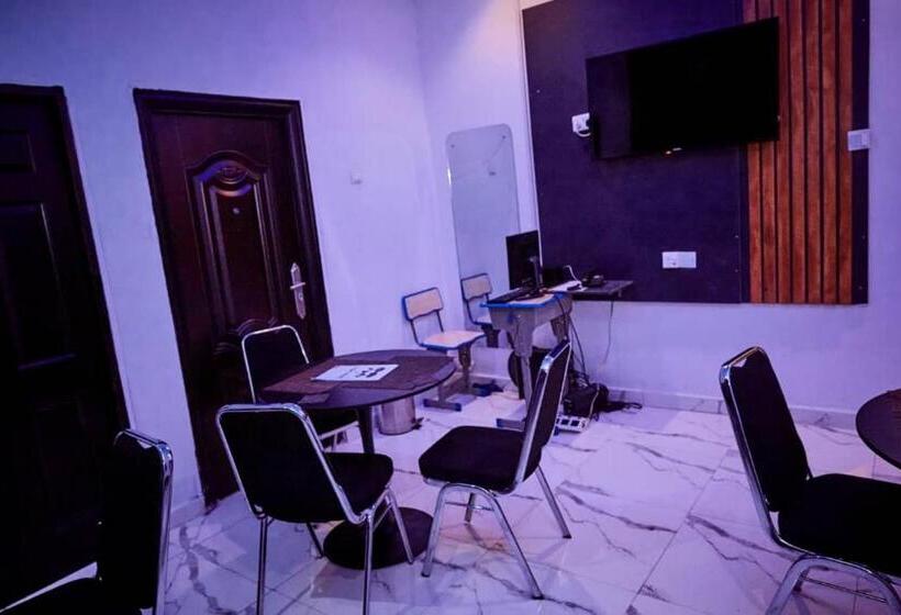 هتل Empire Suite And Apartments